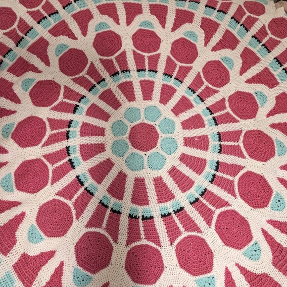 Large Circle Crochet Blanket In Fuchsia White Blue - Picture 1 of 3